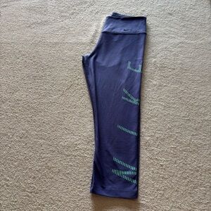 NIKE CAPRI LEGGINS S DRI-FIT HIGH WAISTED CROPPED PANTS PURPLE SPELLED OUT LOGO